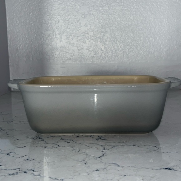 Le Creuset *NWT*Mist grey 23 CM Loaf dish - Picture 1 of 7